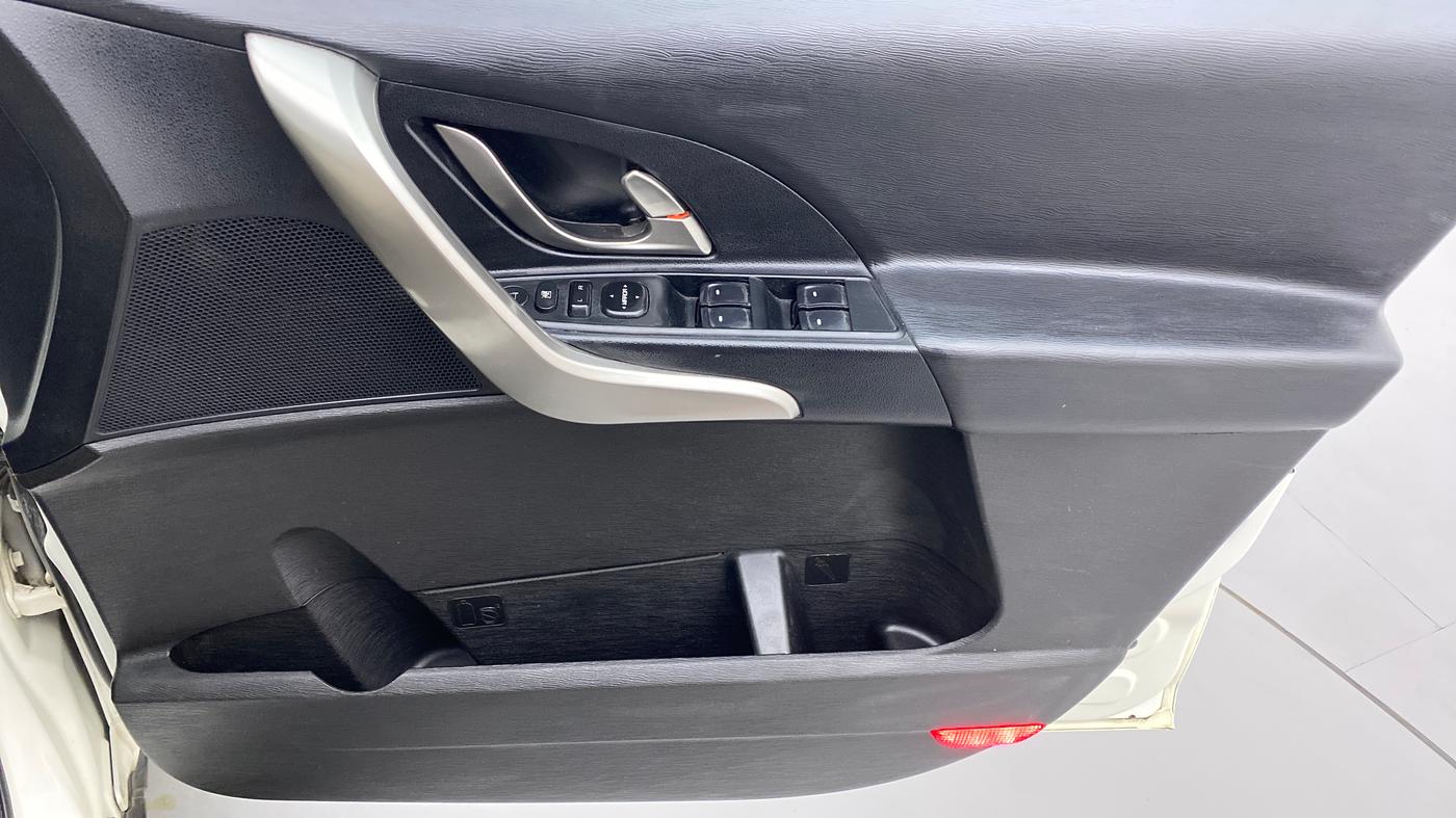 2018 Mahindra XUV500 W9 AT, Diesel, Automatic, 92,773 km, Driver Side Door Panels Control