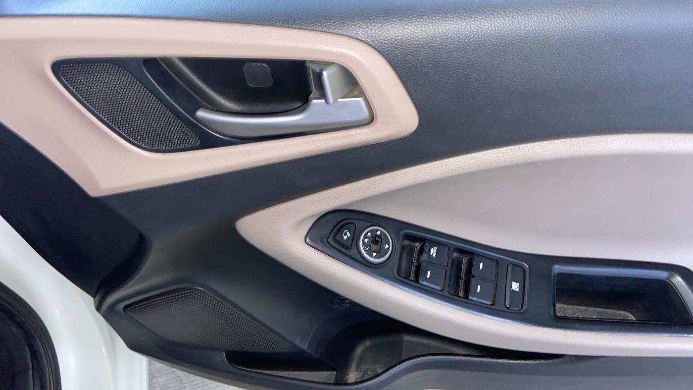 2019 Hyundai Elite i20 ASTA 1.2 (O), CNG, Manual, 1,06,100 km, Driver Side Door Panels Control