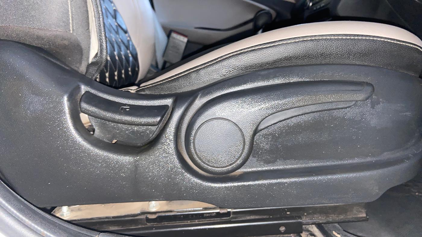 2019 Hyundai Elite i20 ASTA 1.2 (O), CNG, Manual, 1,06,100 km, Driver Side Adjustment Panel