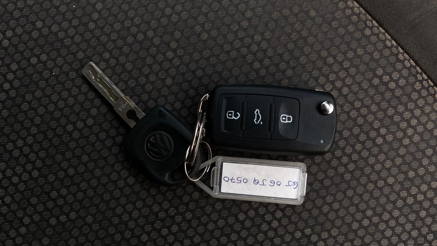 2016 Volkswagen Polo COMFORTLINE 1.2L, Petrol, Manual, 99,630 km, Key Close Up