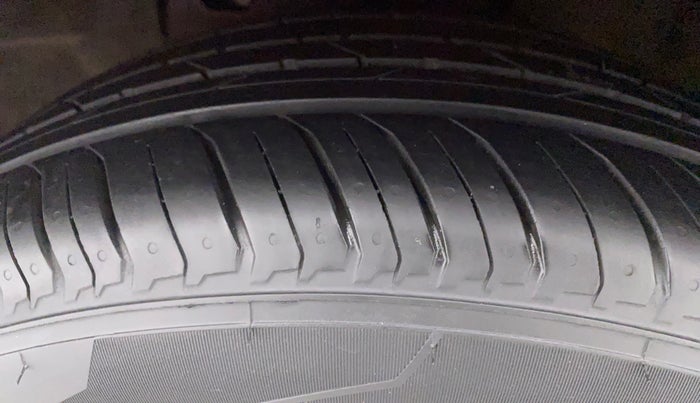 2014 Hyundai Elite i20 ASTA 1.4 CRDI, Diesel, Manual, 1,04,408 km, Left Front Tyre Tread