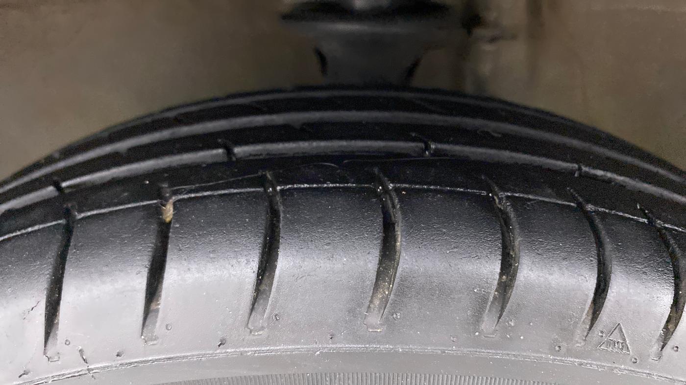 2015 Maruti Alto 800 LXI, Petrol, Manual, 73,944 km, Left Front Tyre Tread