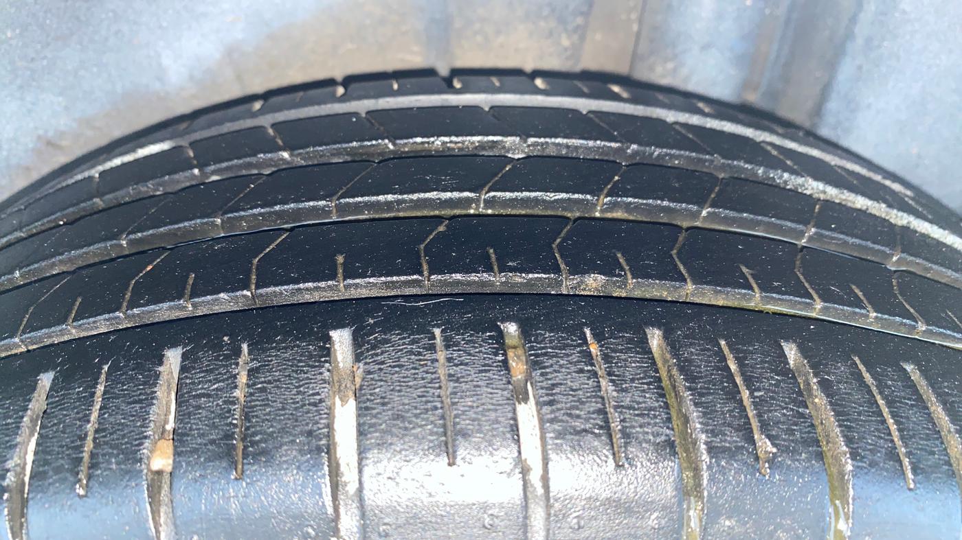 2021 Maruti Ciaz ALPHA  AT 1.5 SHVS PETROL, Petrol, Automatic, 33,910 km, Left Rear Tyre Tread