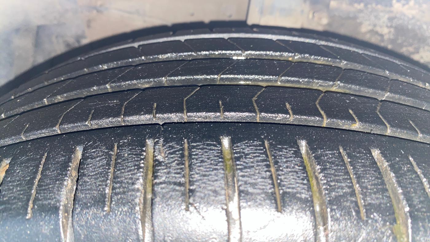 2021 Maruti Ciaz ALPHA  AT 1.5 SHVS PETROL, Petrol, Automatic, 33,910 km, Left Front Tyre Tread