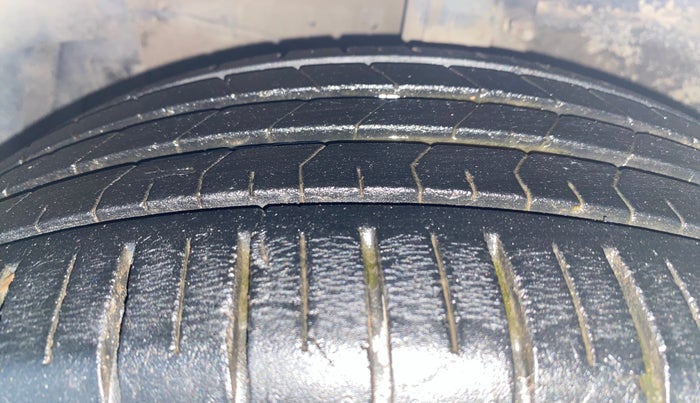 2021 Maruti Ciaz ALPHA  AT 1.5 SHVS PETROL, Petrol, Automatic, 33,910 km, Left Front Tyre Tread