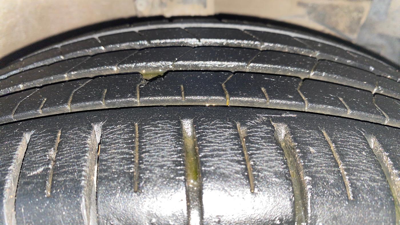 2021 Maruti Ciaz ALPHA  AT 1.5 SHVS PETROL, Petrol, Automatic, 33,910 km, Right Front Tyre Tread