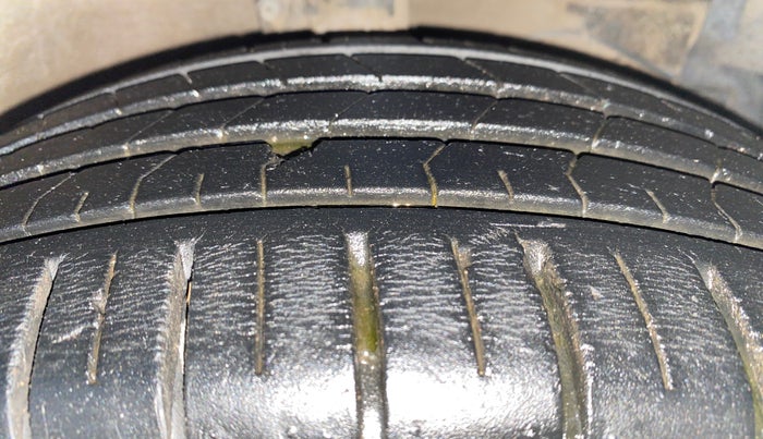 2021 Maruti Ciaz ALPHA  AT 1.5 SHVS PETROL, Petrol, Automatic, 33,910 km, Right Front Tyre Tread