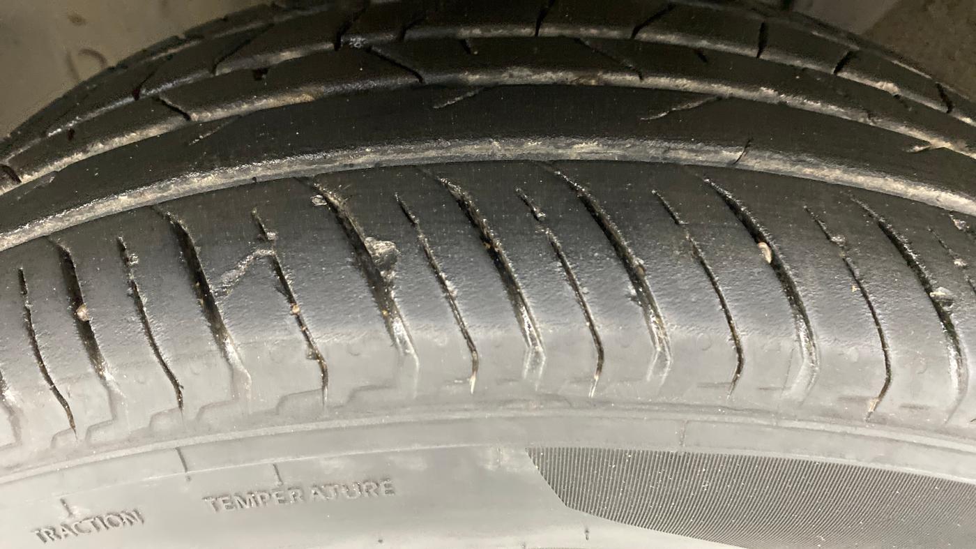 2021 Renault Kiger RXZ CVT 1.0 TURBO DUAL TONE, Petrol, Automatic, 21,929 km, Left Front Tyre Tread
