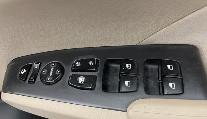 2017 Hyundai Verna 1.6 VTVT SX, Petrol, Manual, 56,344 km, Driver Side Door Panels Control