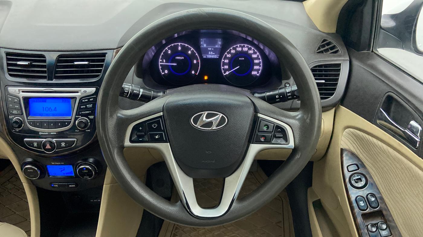 2011 Hyundai Verna FLUIDIC 1.6 CRDI SX, Diesel, Manual, 1,10,091 km, Steering Wheel Close Up
