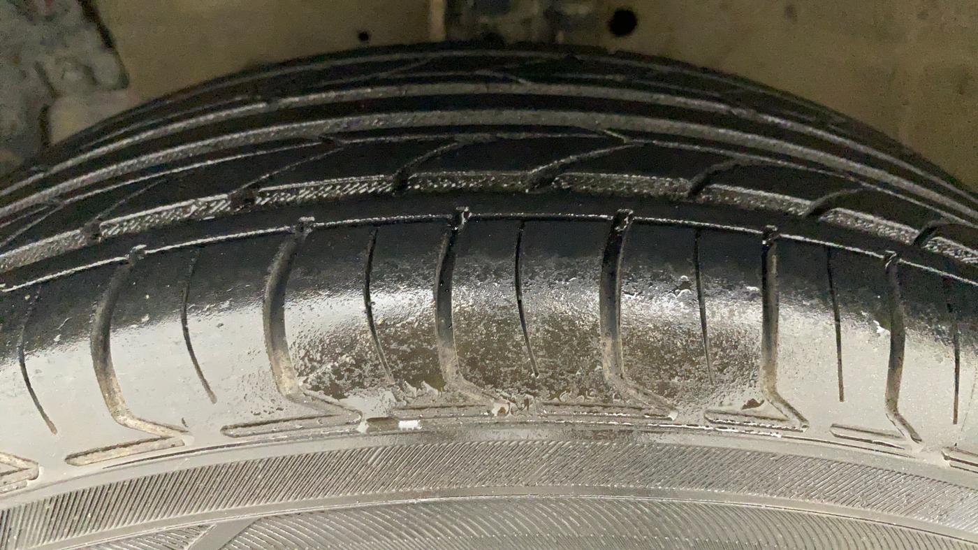 2015 Maruti Swift LXI, Petrol, Manual, 86,057 km, Left Front Tyre Tread