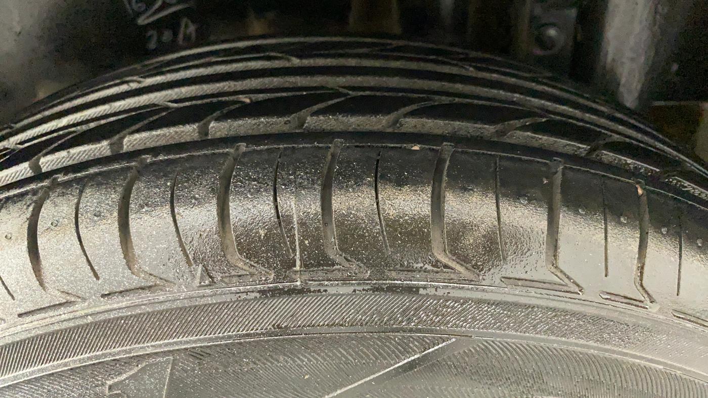 2015 Maruti Swift LXI, Petrol, Manual, 86,057 km, Left Rear Tyre Tread