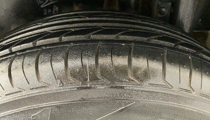 2015 Maruti Swift LXI, Petrol, Manual, 86,057 km, Left Rear Tyre Tread