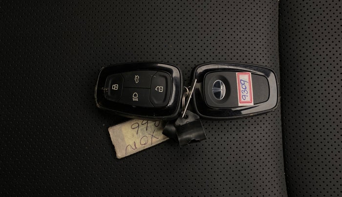 2023 Tata NEXON FEARLESS + SUNROOF DCA DUAL TONE 1.2 PETROL, Petrol, Automatic, 36,407 km, Key Close Up