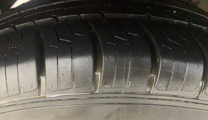 2016 Hyundai Eon SPORTZ, Petrol, Manual, 64,052 km, Right Rear Tyre Tread