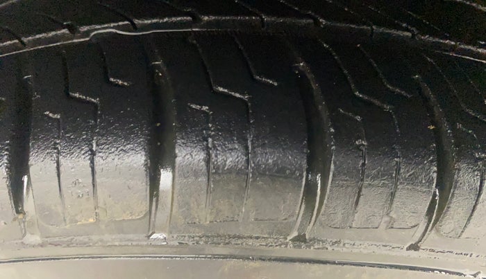 2016 Hyundai Eon SPORTZ, Petrol, Manual, 64,052 km, Left Front Tyre Tread