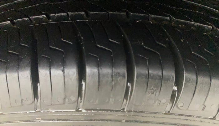 2016 Hyundai Eon SPORTZ, Petrol, Manual, 64,052 km, Left Rear Tyre Tread