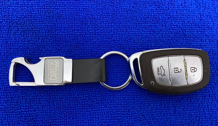 2015 Hyundai Verna FLUIDIC 4S 1.6 VTVT S(O), Petrol, Manual, 56,885 km, Key Close Up