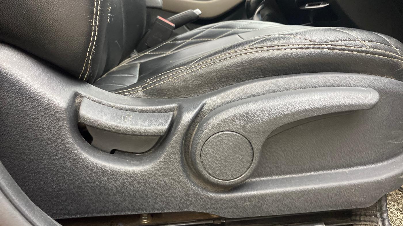 2019 Hyundai Elite i20 SPORTZ PLUS 1.4 CRDI, Diesel, Manual, 1,05,802 km, Driver Side Adjustment Panel
