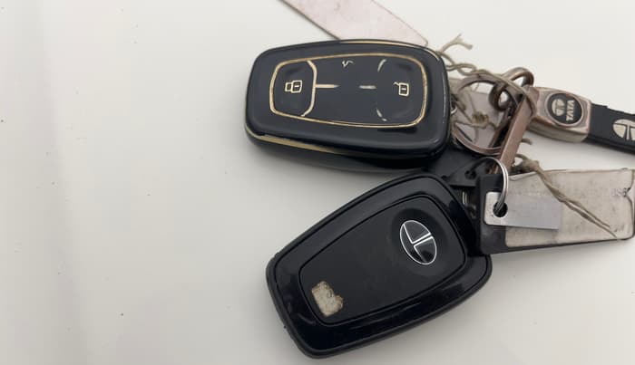 2023 Tata ALTROZ XT PETROL, Petrol, Manual, 33,744 km, Key Close Up