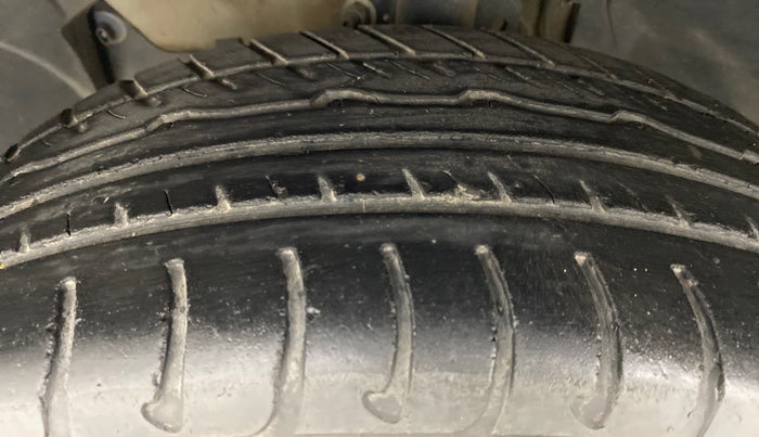 2013 Renault Duster RXL PLUS DIESEL 85, Diesel, Manual, 97,719 km, Left Front Tyre Tread
