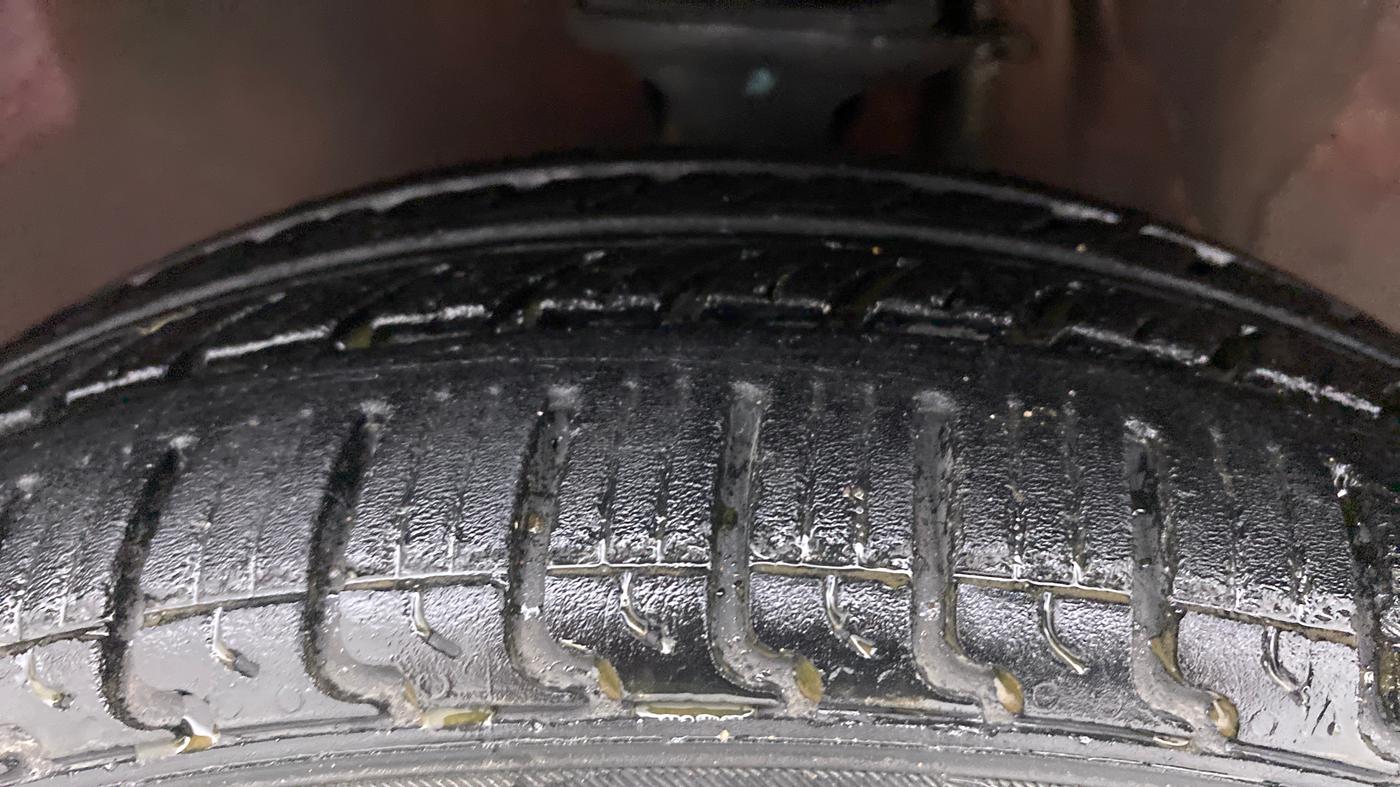 2014 Maruti Alto K10 VXI, Petrol, Manual, 26,536 km, Left Front Tyre Tread