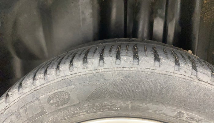 2015 Volkswagen Vento HIGHLINE DIESEL 1.5, Diesel, Manual, 1,27,863 km, Left Rear Tyre Tread