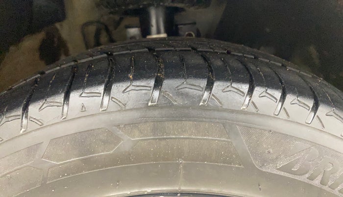 2015 Volkswagen Vento HIGHLINE DIESEL 1.5, Diesel, Manual, 1,27,863 km, Right Front Tyre Tread