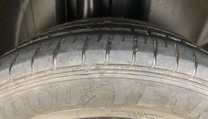 2015 Volkswagen Vento HIGHLINE DIESEL 1.5, Diesel, Manual, 1,27,863 km, Right Rear Tyre Tread