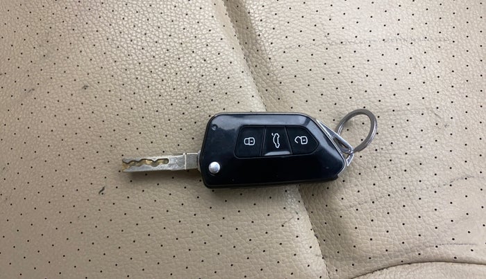 2015 Volkswagen Vento HIGHLINE DIESEL 1.5, Diesel, Manual, 1,27,863 km, Key Close Up