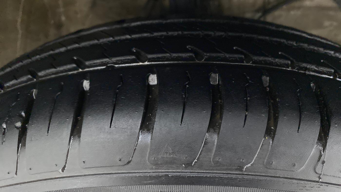 2019 Maruti Swift LXI D, Petrol, Manual, 17,344 km, Right Front Tyre Tread
