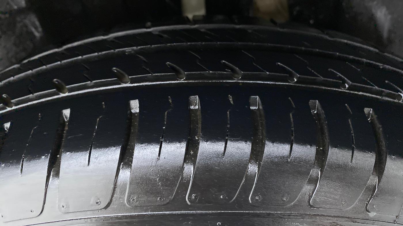 2019 Maruti Swift LXI D, Petrol, Manual, 17,344 km, Left Rear Tyre Tread
