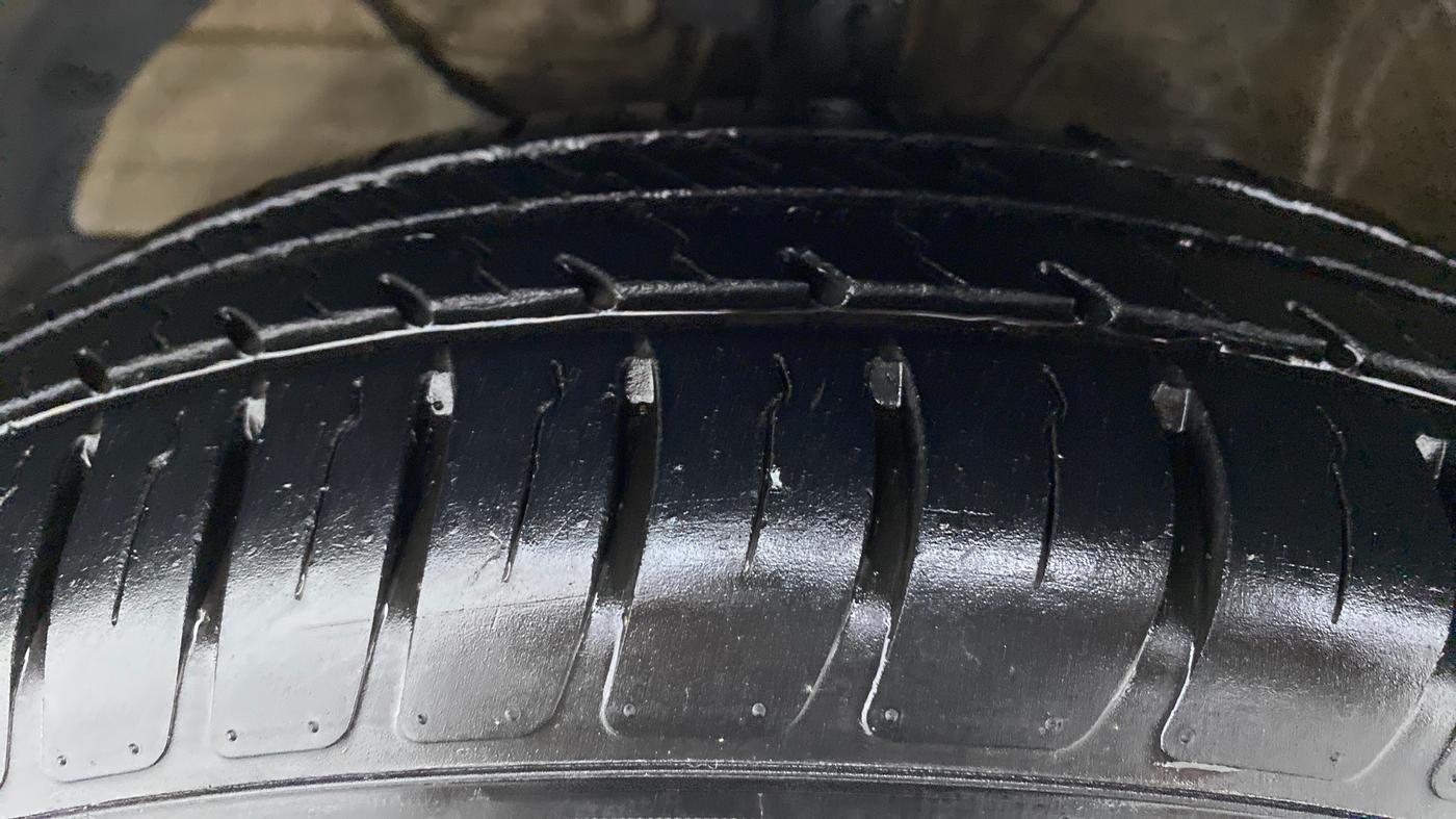 2019 Maruti Swift LXI D, Petrol, Manual, 17,344 km, Left Front Tyre Tread