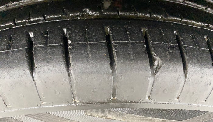 2022 Mahindra XUV300 W8 (O) 1.5 DIESEL, Diesel, Manual, 26,651 km, Left Front Tyre Tread