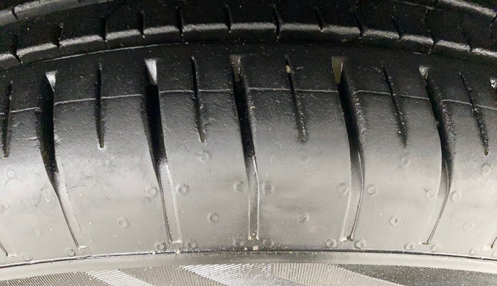 2022 Mahindra XUV300 W8 (O) 1.5 DIESEL, Diesel, Manual, 26,651 km, Right Front Tyre Tread