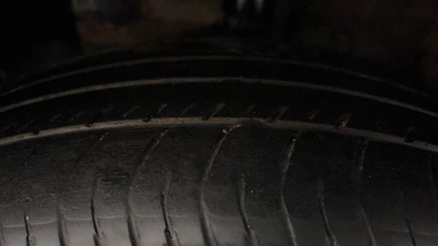 2019 Hyundai VENUE SX 1.4 CRDi DUAL TONE, Diesel, Manual, 1,08,203 km, Left Front Tyre Tread