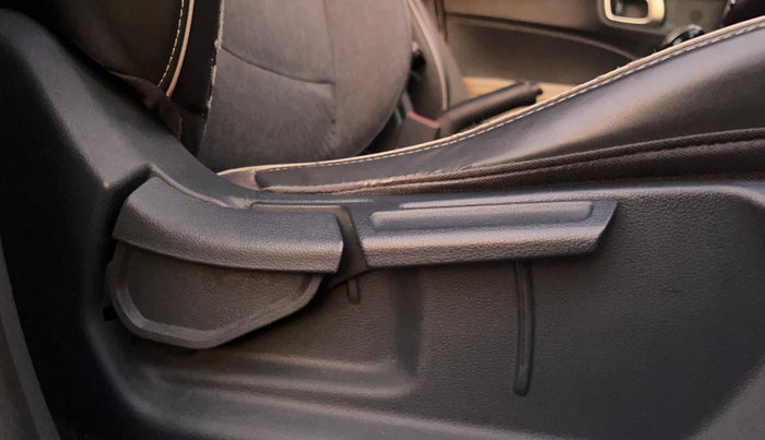 2019 Hyundai VENUE SX 1.4 CRDi DUAL TONE, Diesel, Manual, 1,07,785 km, Driver Side Adjustment Panel