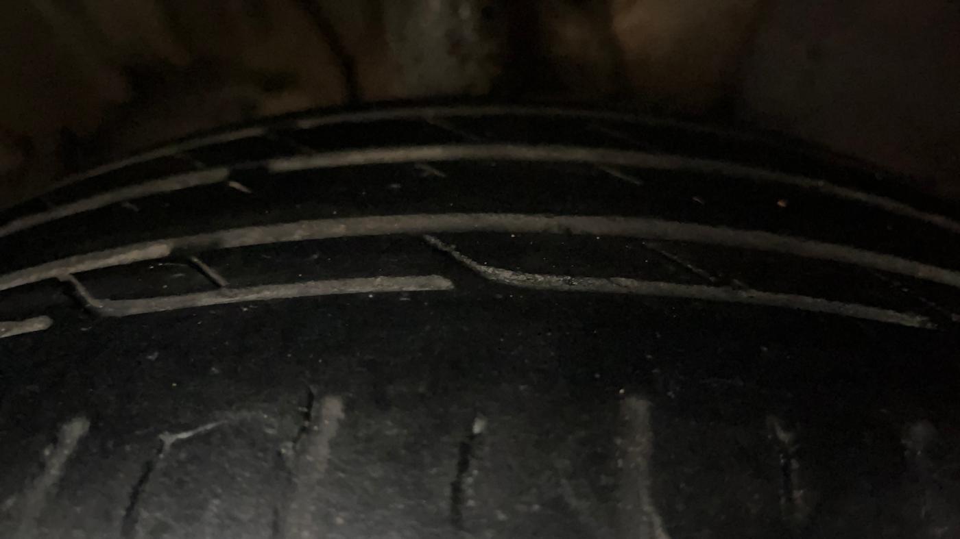 2019 Hyundai VENUE SX 1.4 CRDi DUAL TONE, Diesel, Manual, 1,08,203 km, Right Front Tyre Tread