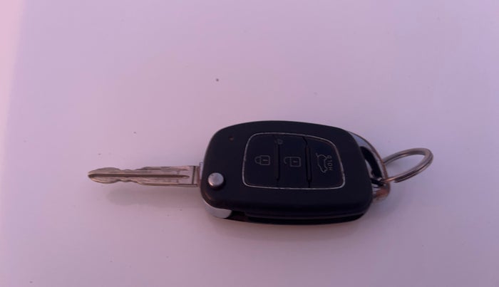 2019 Hyundai VENUE SX 1.4 CRDi DUAL TONE, Diesel, Manual, 1,07,785 km, Key Close Up