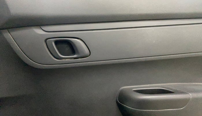 2022 Renault Kwid RXT 1.0, Petrol, Manual, 42,204 km, Driver Side Door Panels Control