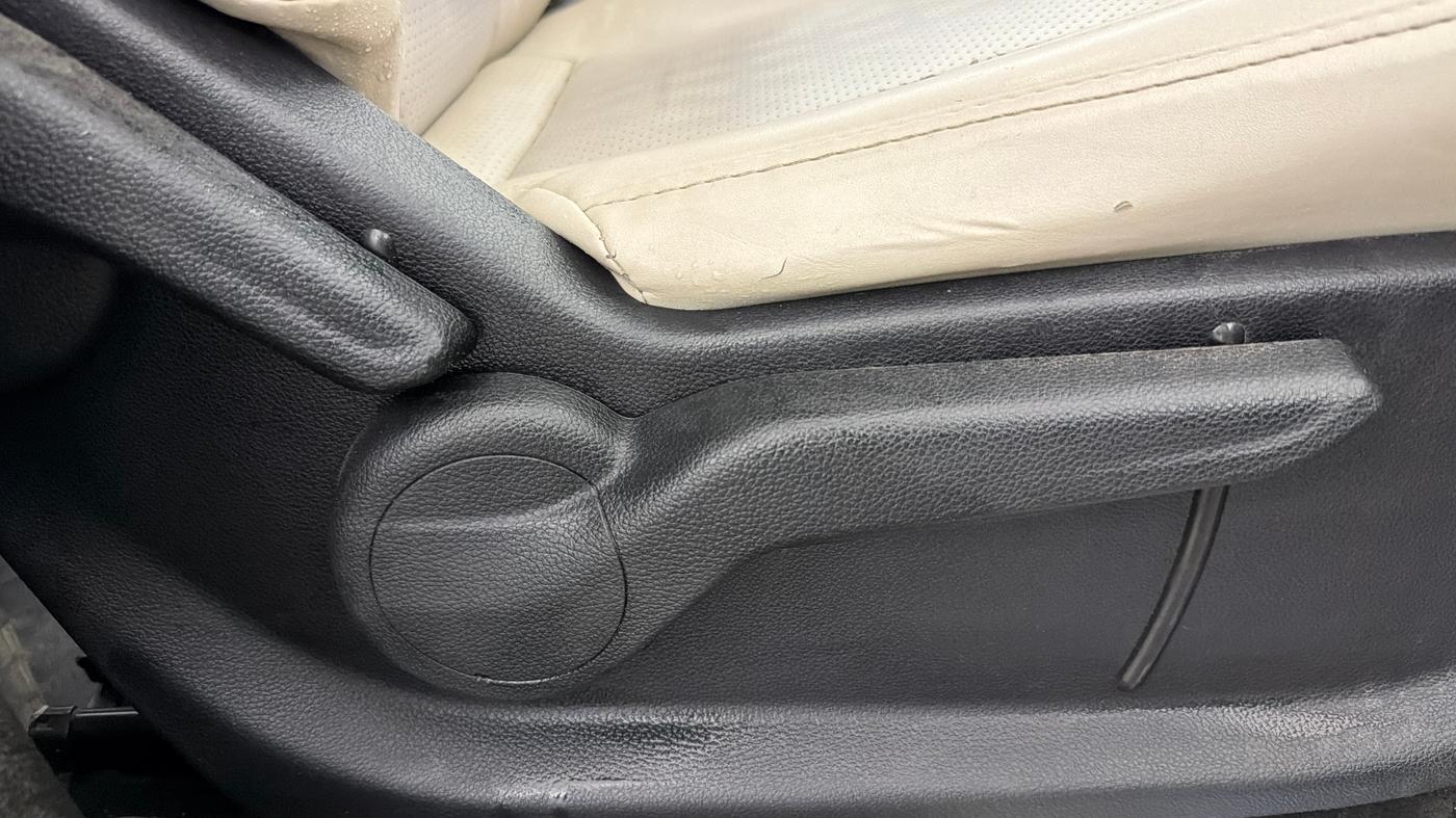 2022 Mahindra XUV700 AX 5 P AT 5 STR, Petrol, Automatic, 34,431 km, Driver Side Adjustment Panel