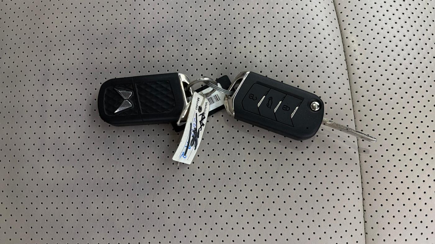 2022 Mahindra XUV700 AX 5 P AT 5 STR, Petrol, Automatic, 34,431 km, Key Close Up