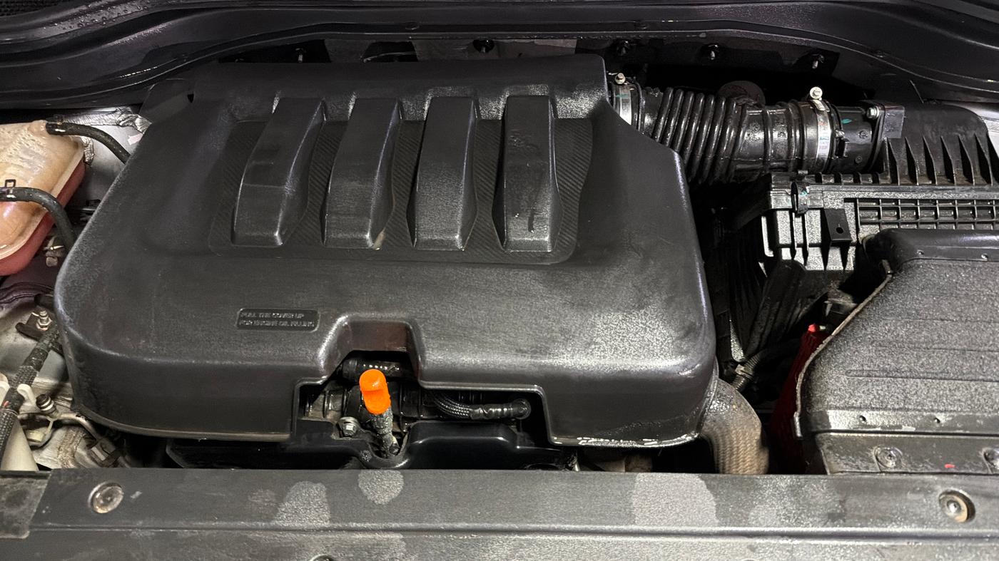2022 Mahindra XUV700 AX 5 P AT 5 STR, Petrol, Automatic, 34,431 km, Engine View