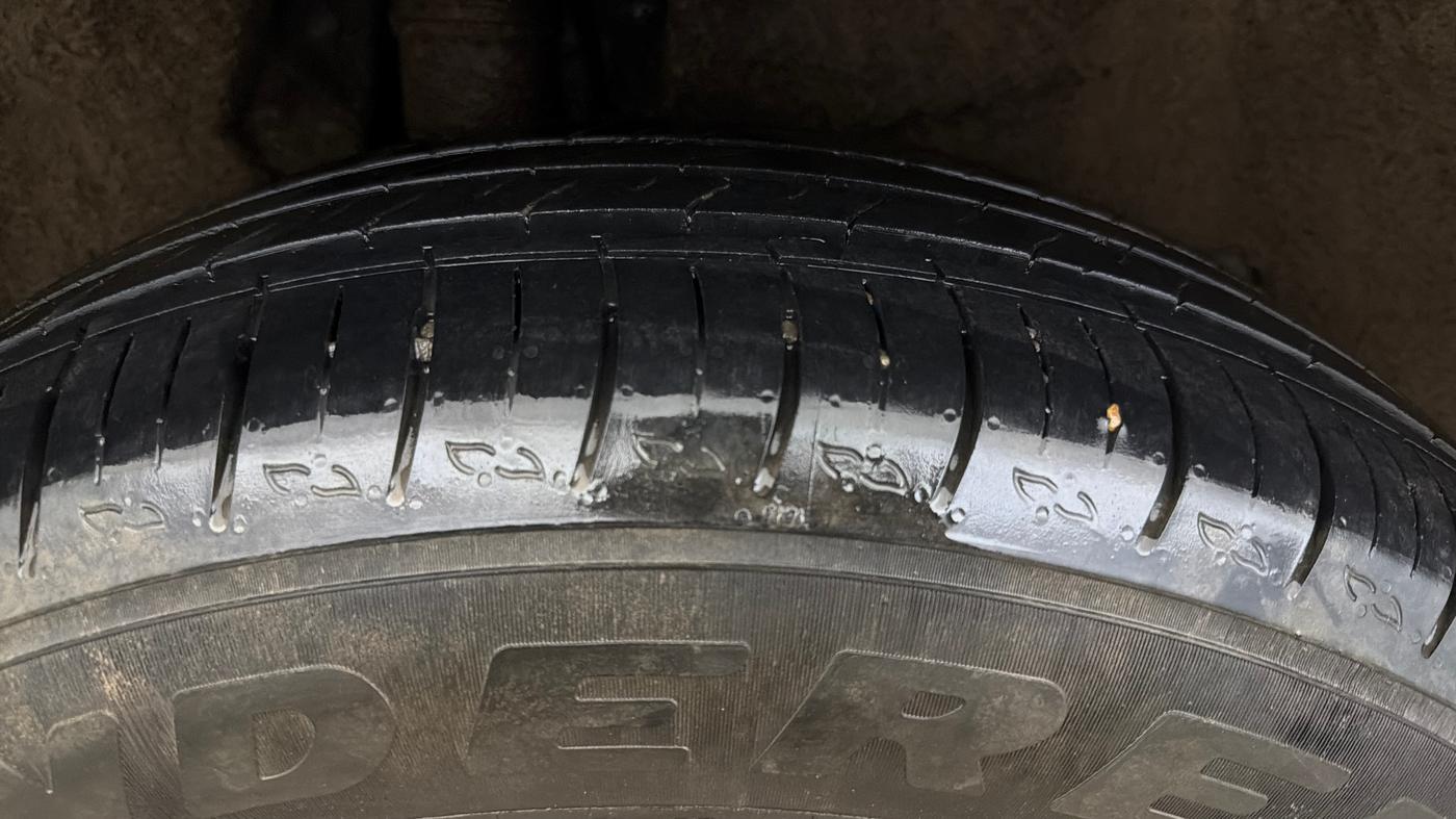 2022 Mahindra XUV700 AX 5 P AT 5 STR, Petrol, Automatic, 34,431 km, Right Rear Tyre Tread