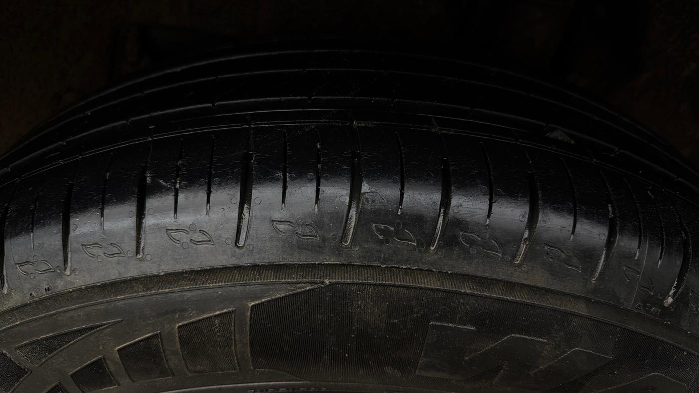 2022 Mahindra XUV700 AX 5 P AT 5 STR, Petrol, Automatic, 34,431 km, Left Rear Tyre Tread