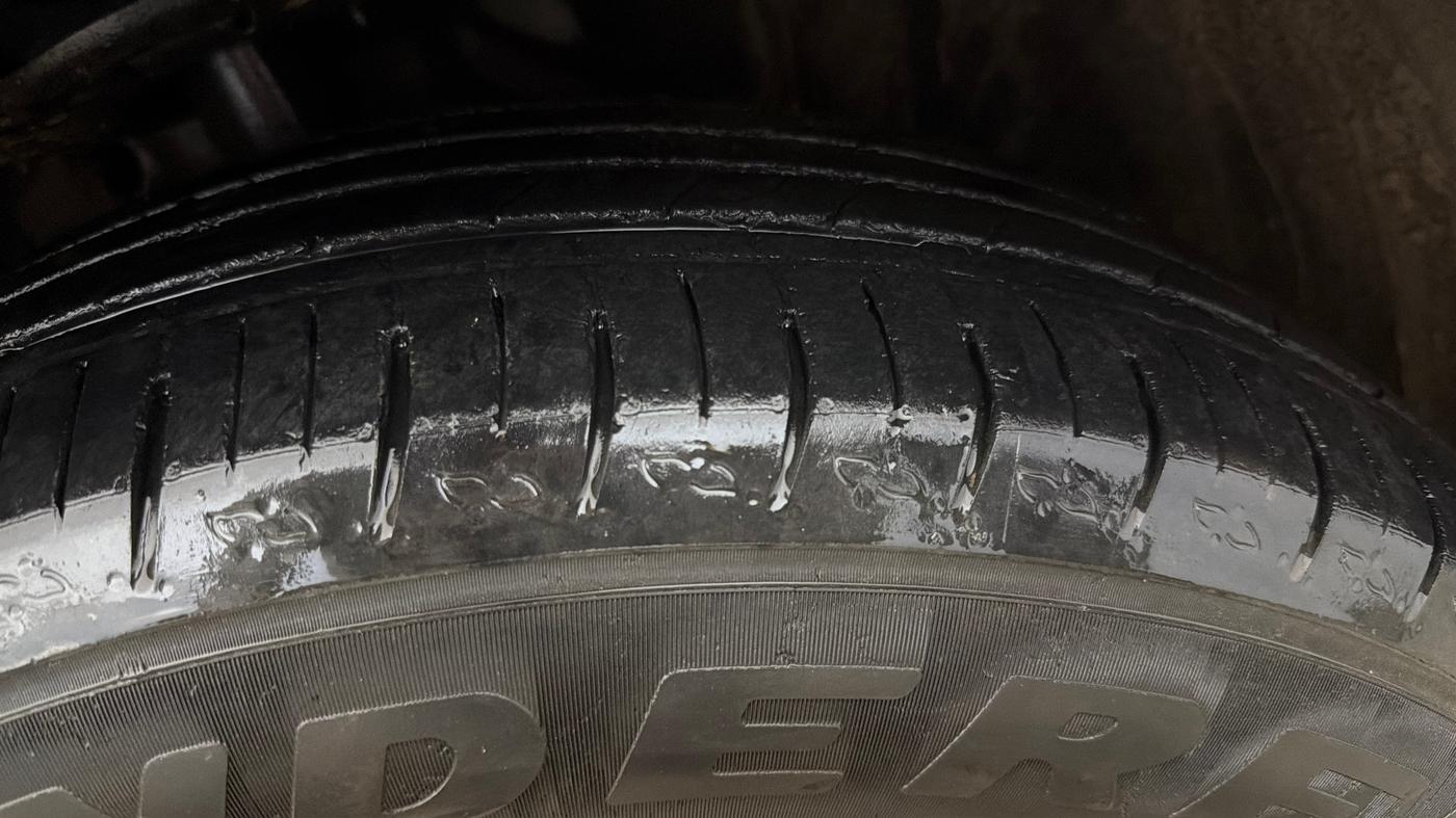 2022 Mahindra XUV700 AX 5 P AT 5 STR, Petrol, Automatic, 34,431 km, Right Front Tyre Tread