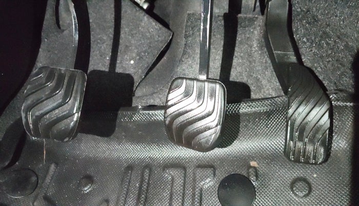 2019 Renault TRIBER RXT, Petrol, Manual, 70,698 km, Pedals