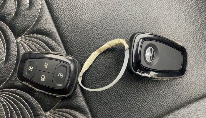 2023 Tata ALTROZ XZA + SUNROOF, Petrol, Automatic, 24,105 km, Key Close Up