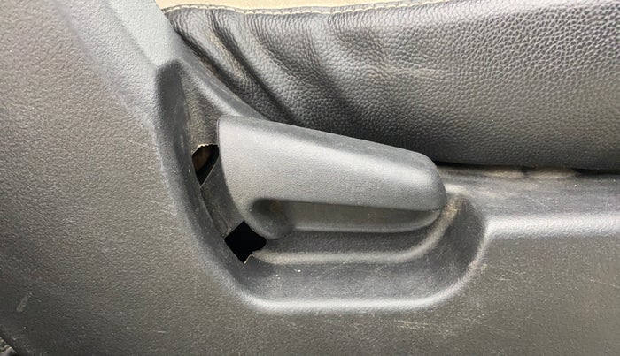 2016 Maruti Wagon R 1.0 LXI CNG, CNG, Manual, 66,397 km, Driver Side Adjustment Panel