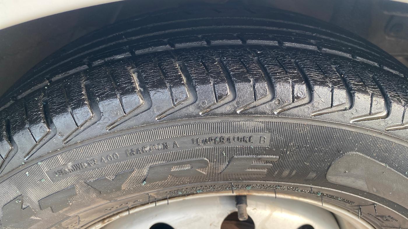 2014 Hyundai i10 MAGNA 1.1, Petrol, Manual, 1,31,589 km, Right Front Tyre Tread